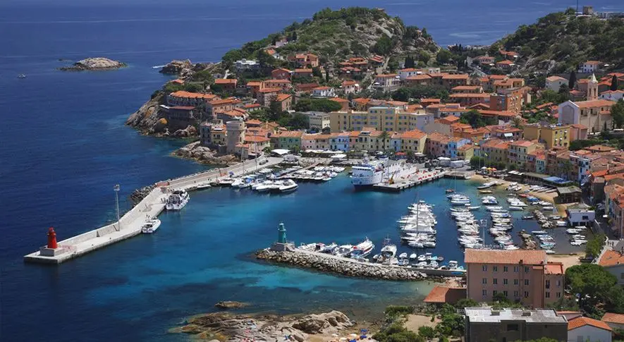 Giglio – puerto y destino de ferry