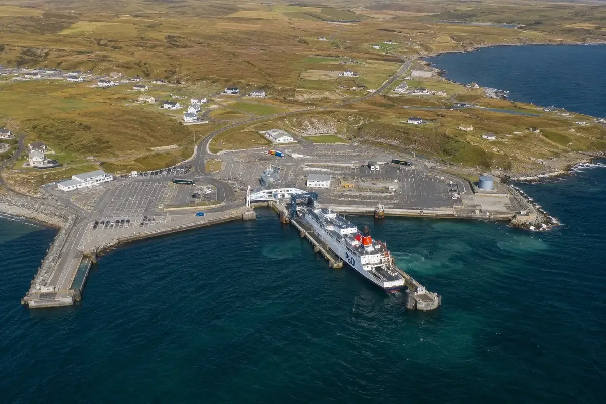 Terminal de ferry de Gills Bay en Pentland Firth, Caithness, Escocia
