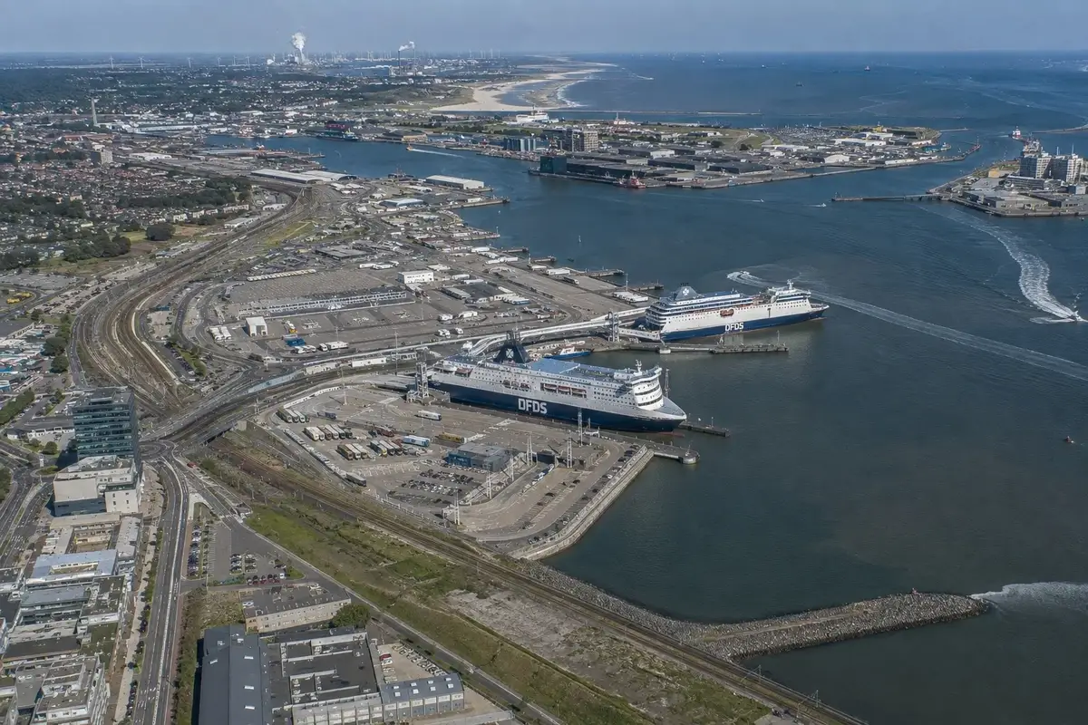 Puerto de ferry de IJmuiden, en la costa del mar del Norte de los Países Bajos