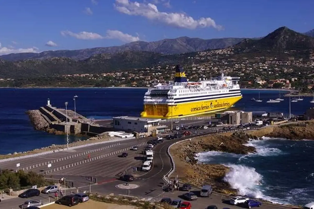 Île-Rousse – puerto y destino de ferry