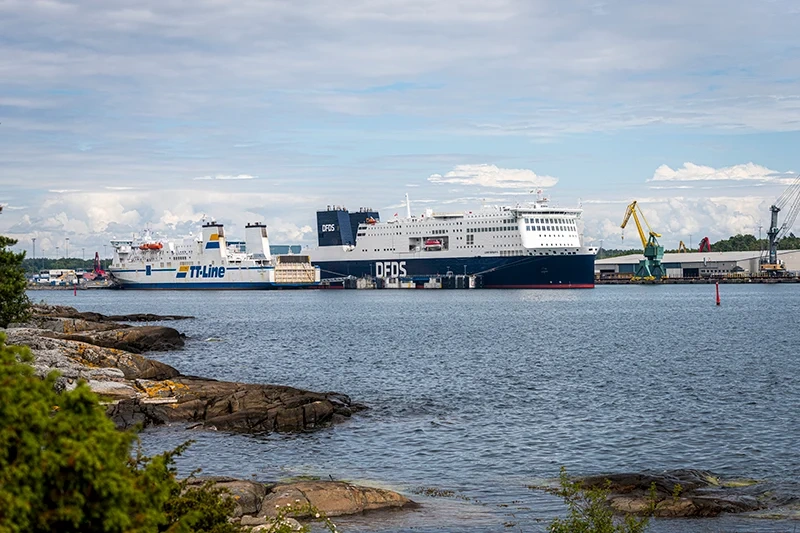Ferris de pasajeros en el puerto de Karlshamn