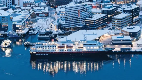 Buque de Hurtigruten en Kirkenes, en la costa ártica de Noruega