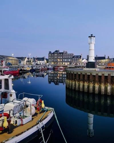 Paseo marítimo de Kirkwall y puerto en Orkney