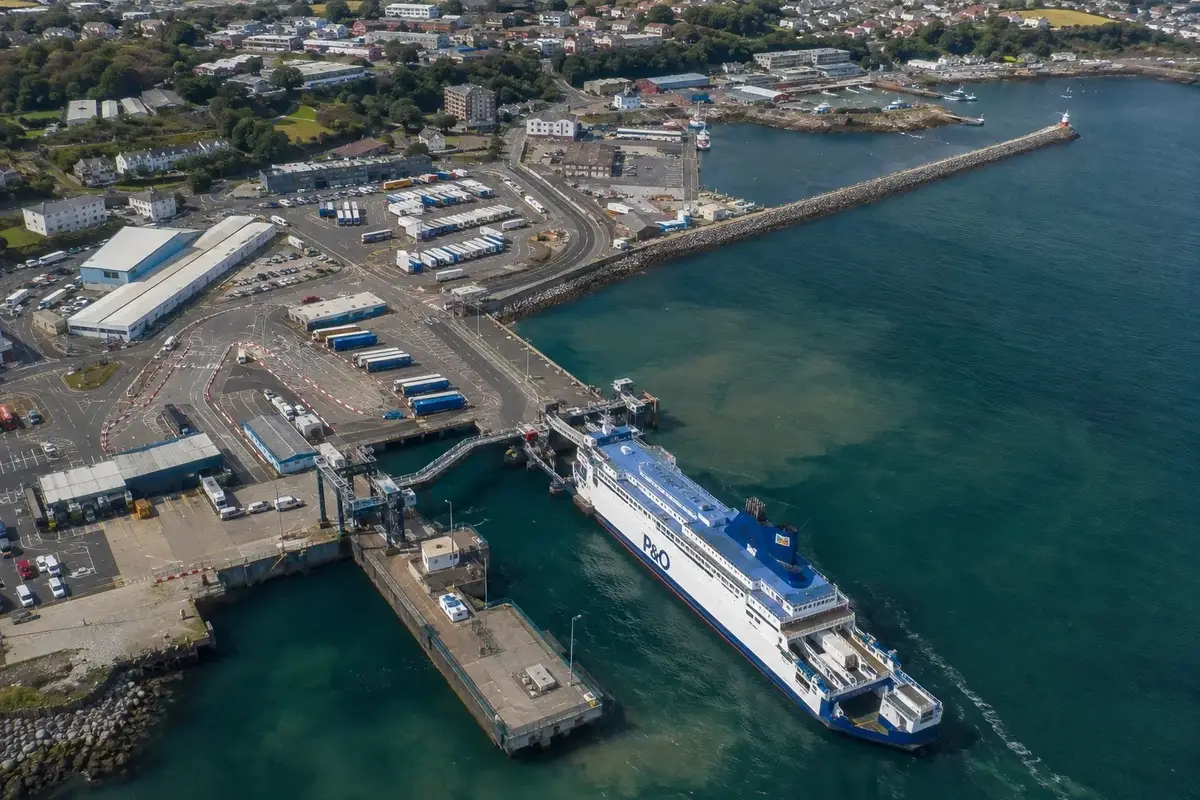 Terminal para pasajeros y vehículos de P&O Ferries en el puerto de Larne, Irlanda del Norte