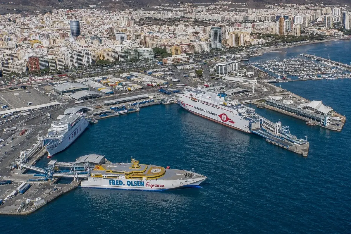 Atraques de ferris de pasajeros en el puerto de Las Palmas, Gran Canaria