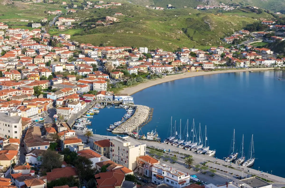 Lemnos – puerto y destino de ferry