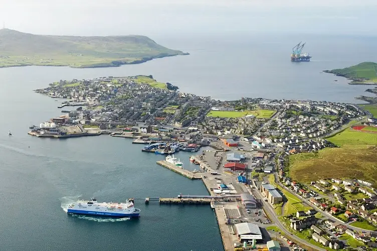Puerto y terminal de ferry de Lerwick en Shetland