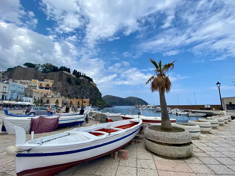 Lipari – puerto y destino de ferry