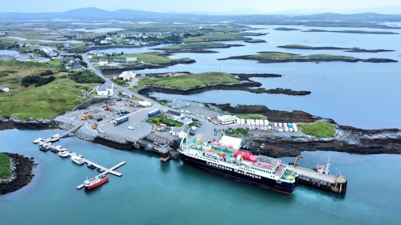 Puerto de ferry de Lochmaddy, en North Uist