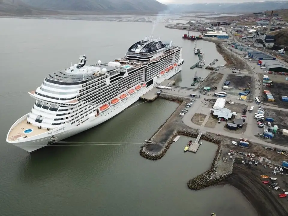 Longyearbyen – puerto y destino de ferry