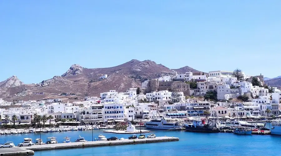 Naxos – puerto y destino de ferry