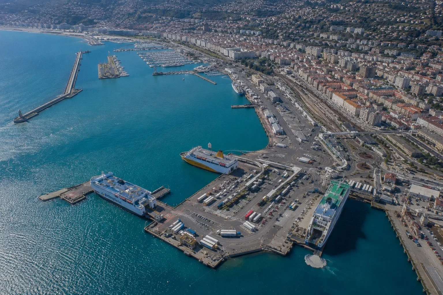Ferry de pasajeros en la ruta Niza–Bastia