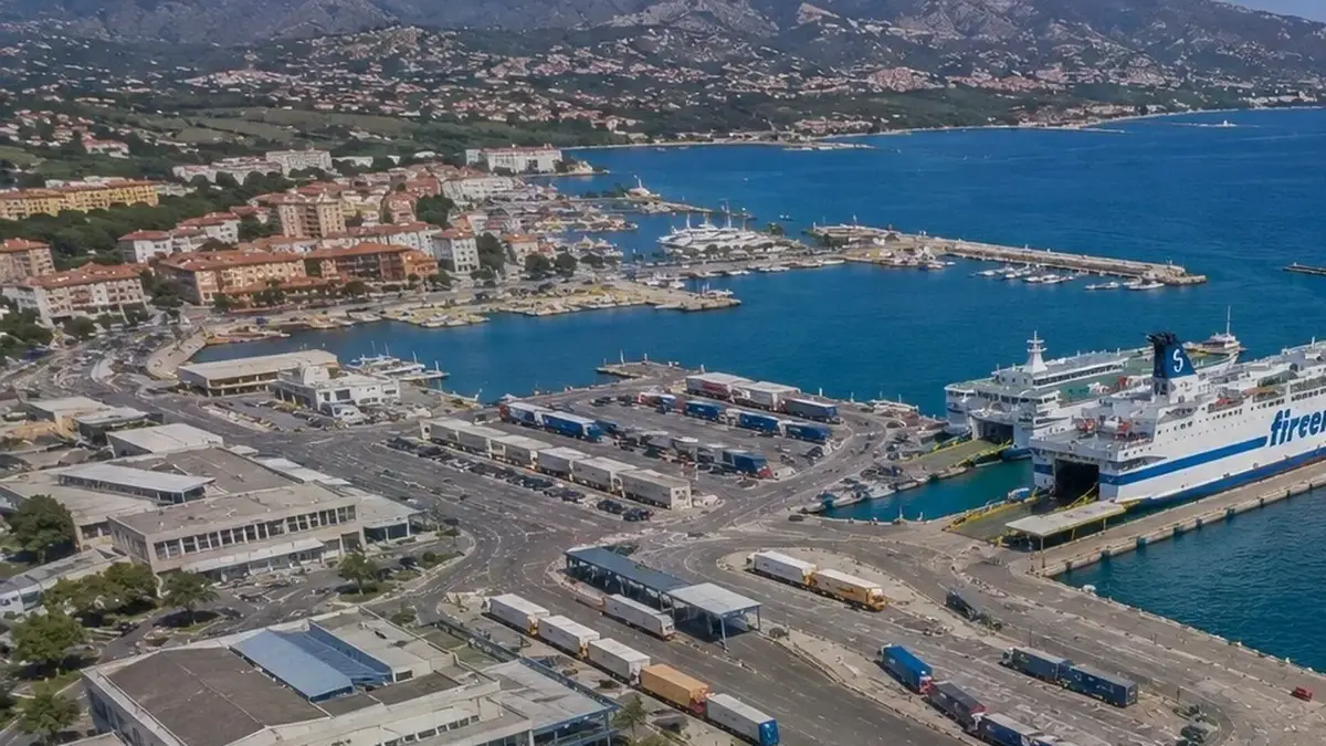 Vista aérea de la terminal de ferry de Olbia con un ferry de pasajeros de Tirrenia