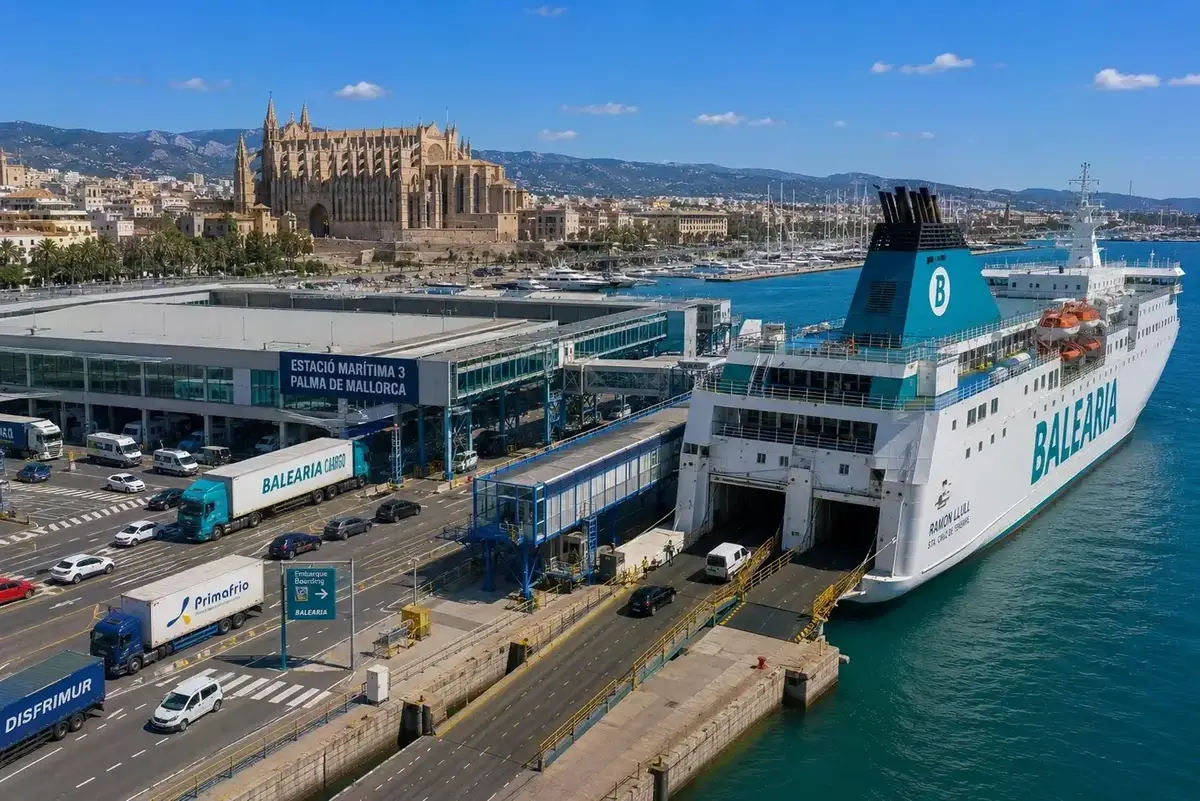 Terminal de ferry de Palma de Mallorca con un ferry de pasajeros en el muelle