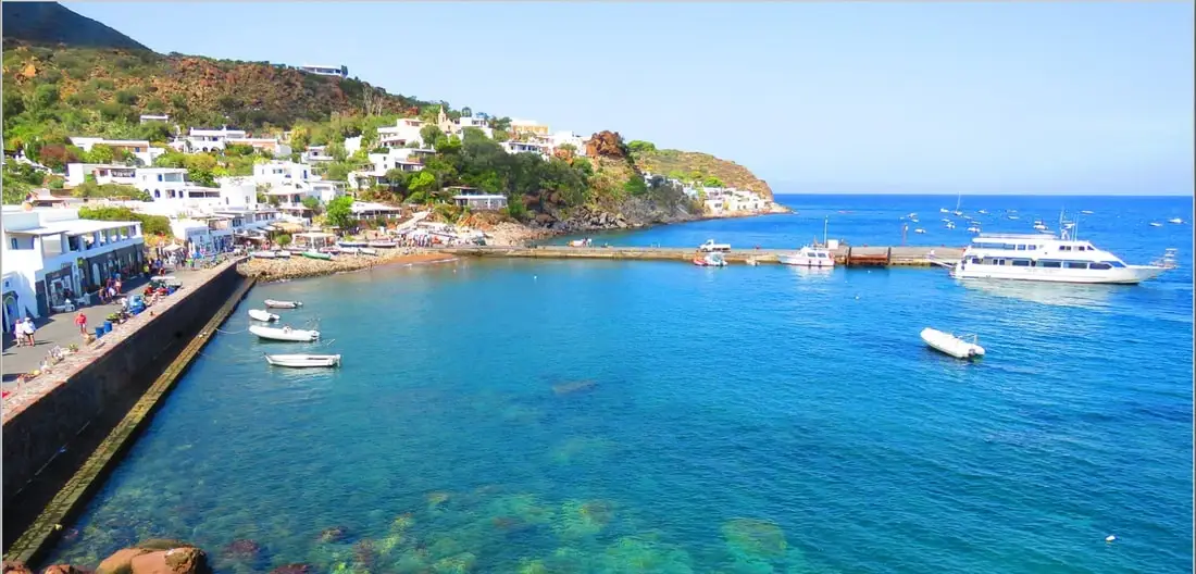 Panarea – puerto y destino de ferry