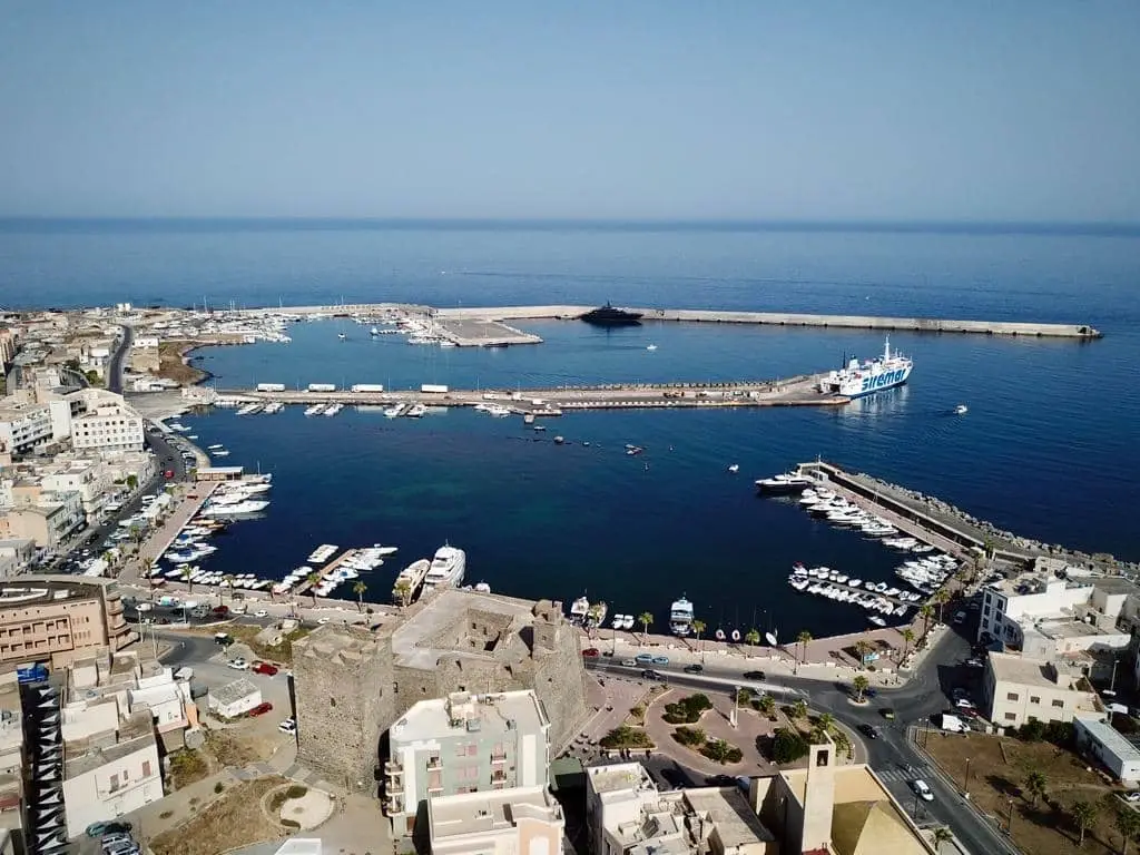 Pantelleria – puerto y destino de ferry