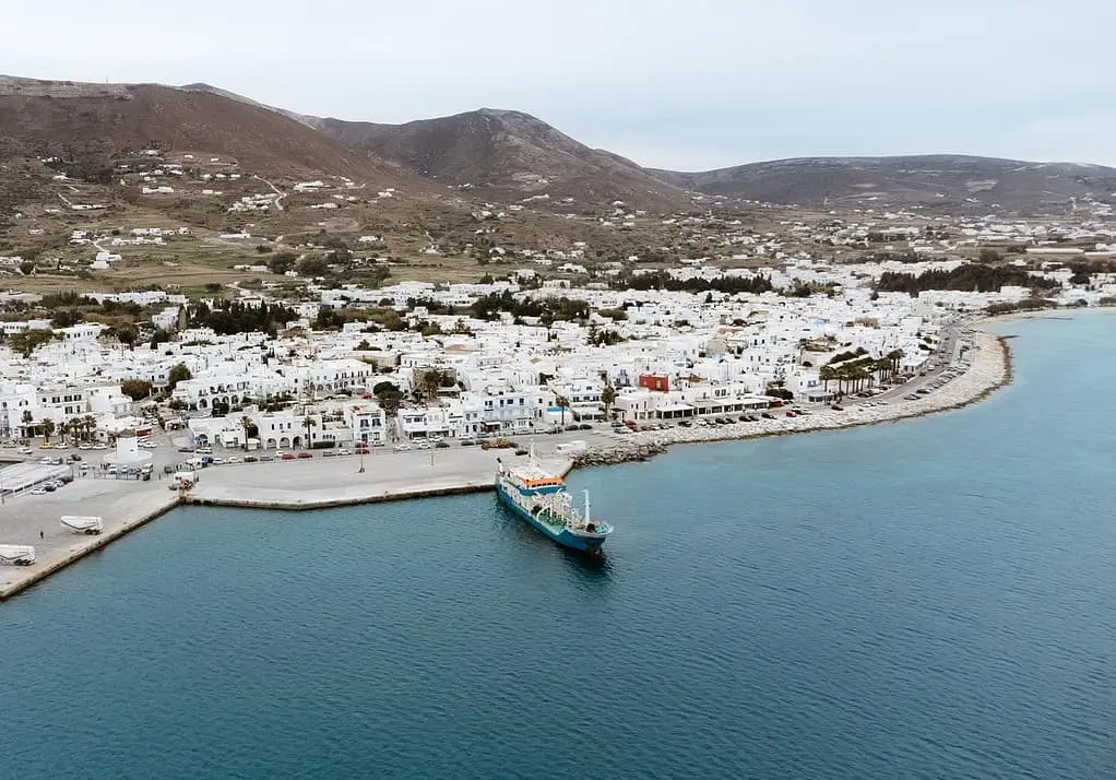 Paros – puerto y destino de ferry