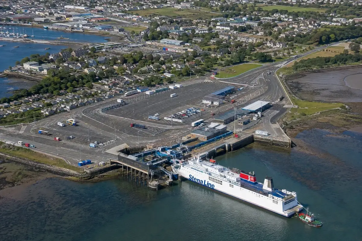 Ferry de pasajeros en la ruta Pembroke Dock–Rosslare