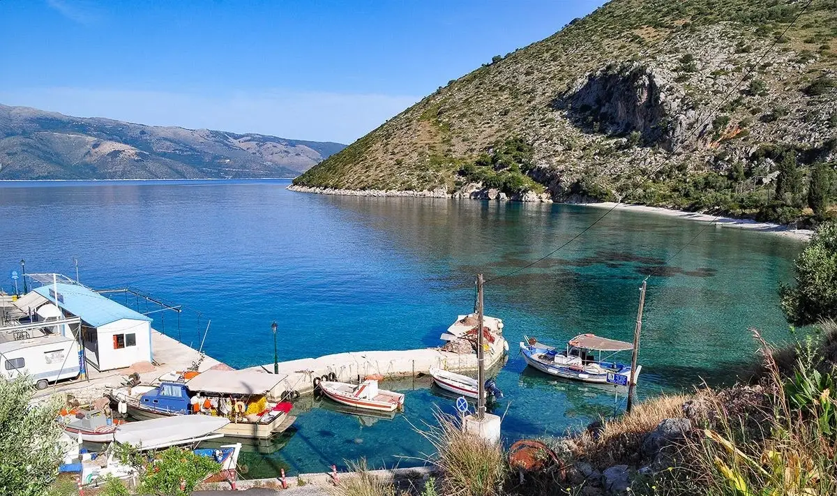 Pisaetos, Ithaca – puerto y destino de ferry