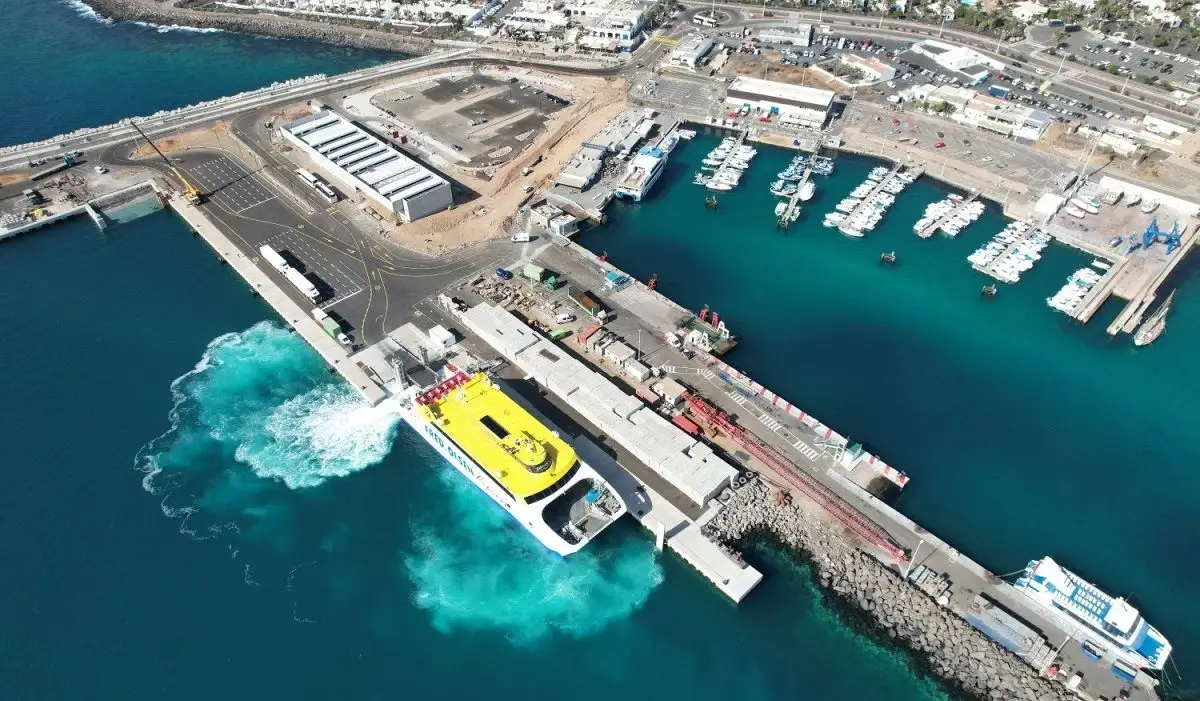 Playa Blanca – puerto y destino de ferry