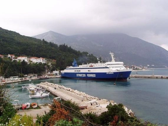 Poros, Kefalonia – puerto y destino de ferry