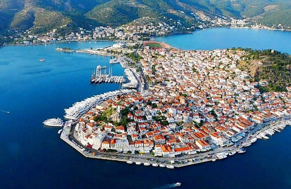 Poros – puerto y destino de ferry