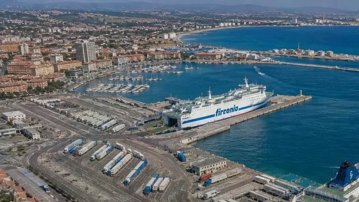 Vista aérea de la terminal de ferry y el puerto de Porto Torres