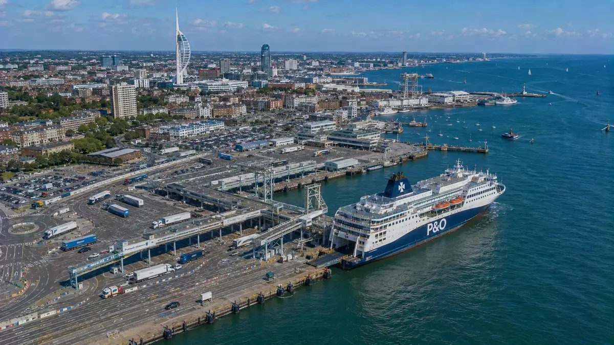 Paseo marítimo y terminales de ferry del puerto de Portsmouth