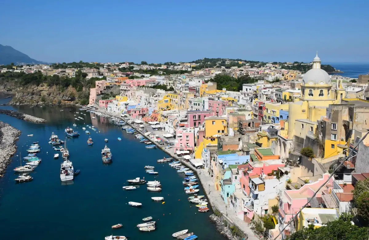 Procida – puerto y destino de ferry