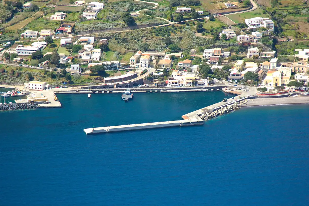 Santa Marina Salina – puerto y destino de ferry