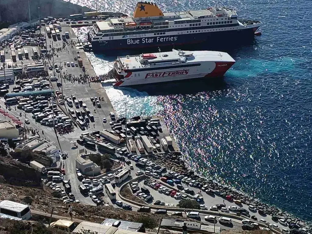 Santorini – puerto y destino de ferry