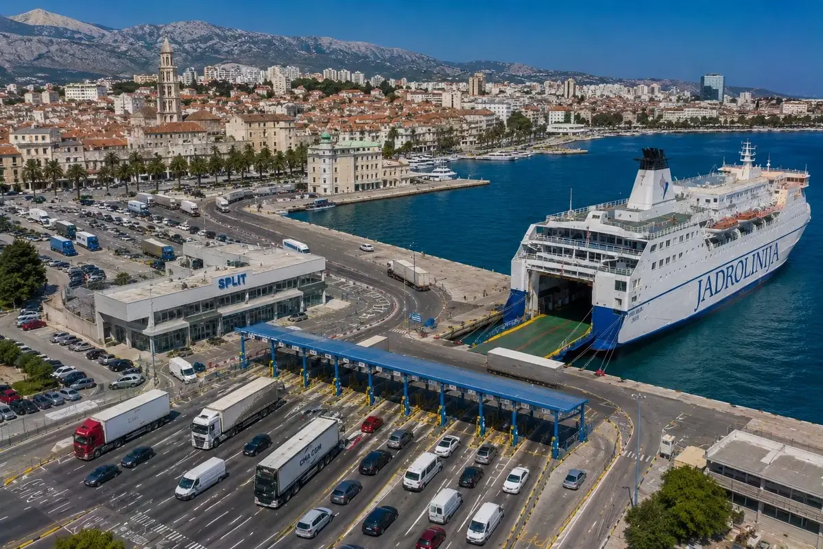 Ferry de Jadrolinija en el puerto de pasajeros de Split
