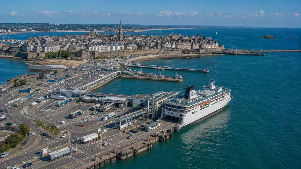 Puerto de ferry de Saint-Malo en Bretaña