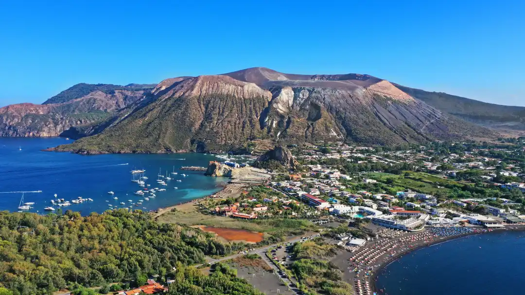 Stromboli – puerto y destino de ferry
