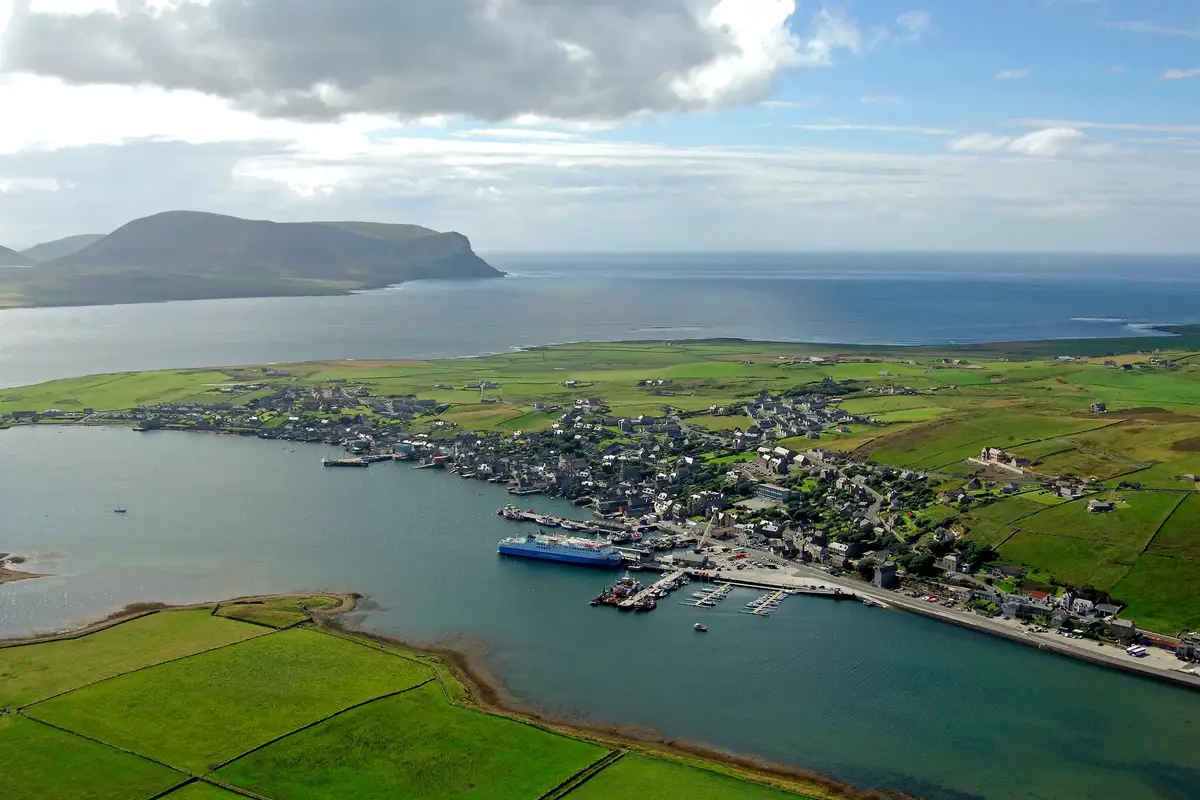 Vista aérea del puerto de Stromness y del litoral de las Orcadas