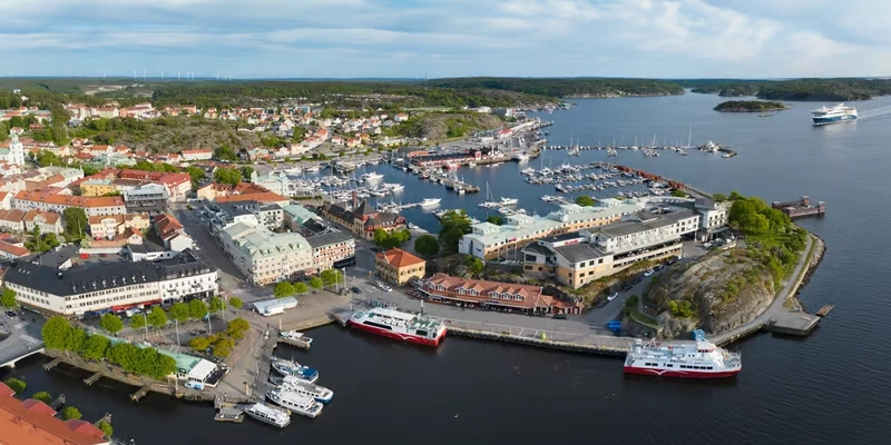 Puerto y terminal de ferry de Strömstad, en la costa oeste de Suecia