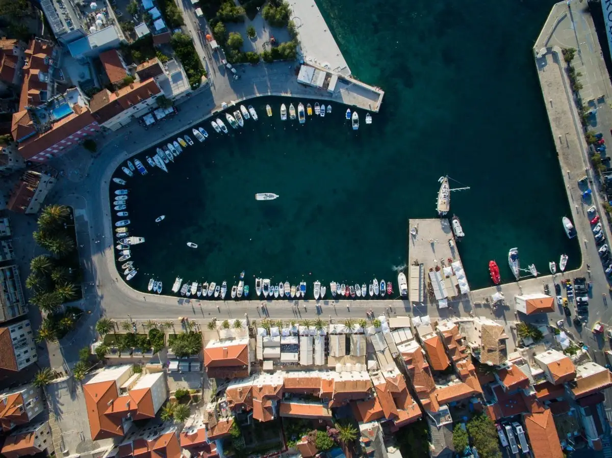 Vista aérea de Supetar puerto en Brač