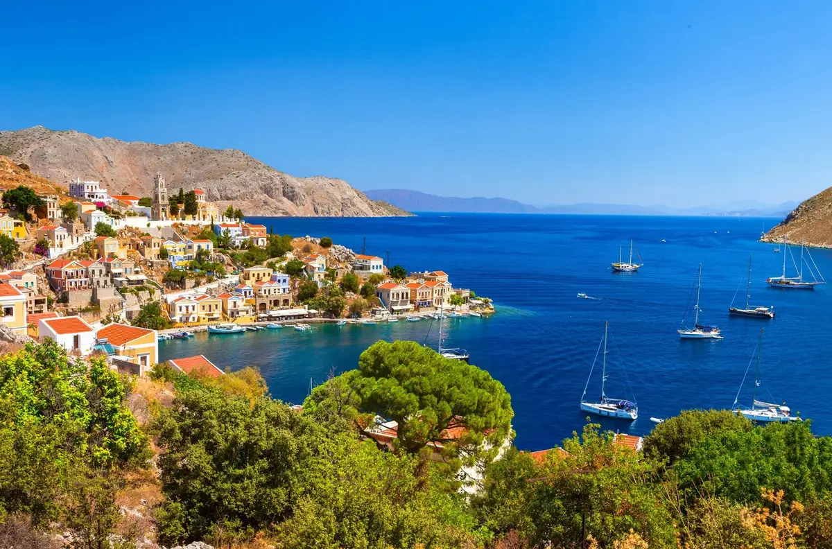 Symi – puerto y destino de ferry