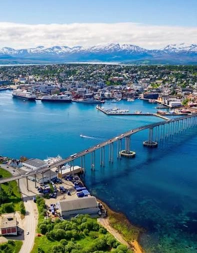puerto de Tromsø y puente en el Ártico noruego