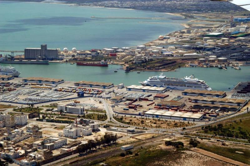 Puerto de ferry de Túnez y paseo marítimo en Túnez