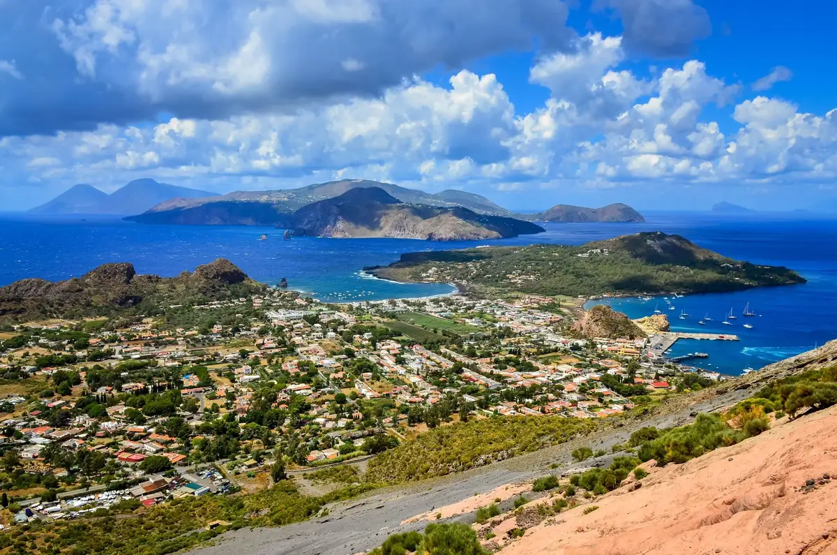 Vulcano – puerto y destino de ferry