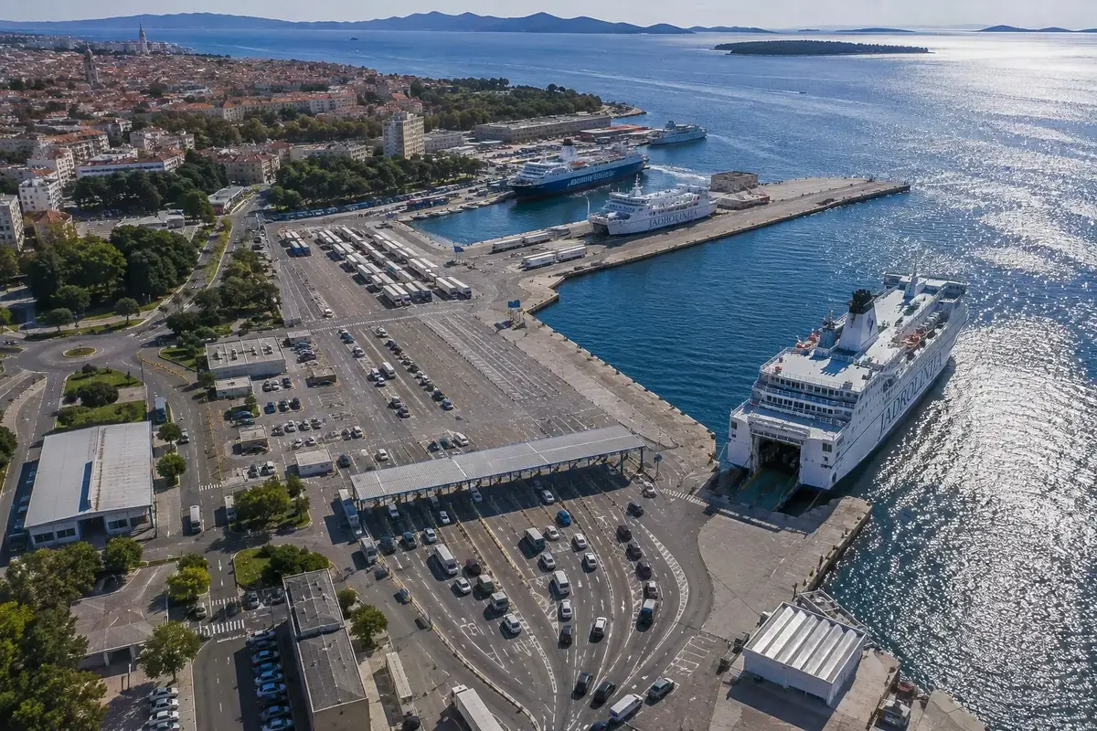 Ferry de pasajeros en la ruta Ancona–Zadar