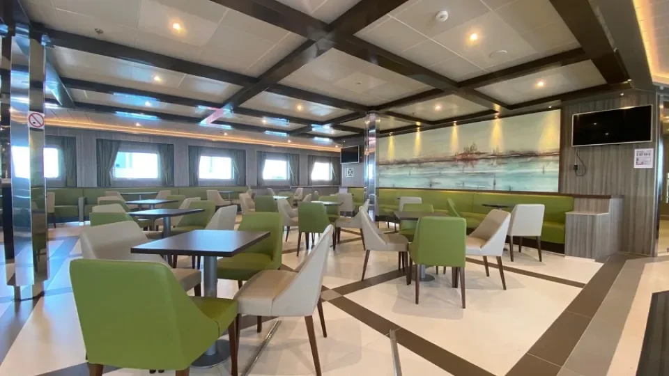 Salón de pasajeros a bordo del Ciudad de Valencia