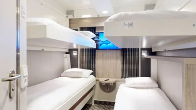 Interior de un camarote de cuatro literas a bordo del buque W.B. Yeats de Irish Ferries