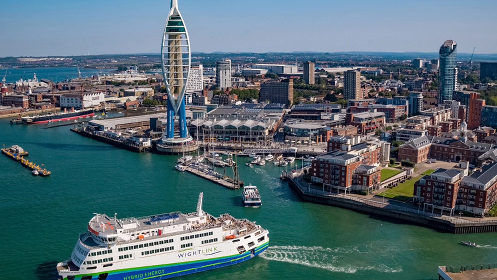 Ferry de Wightlink acercándose o saliendo de Portsmouth Gunwharf