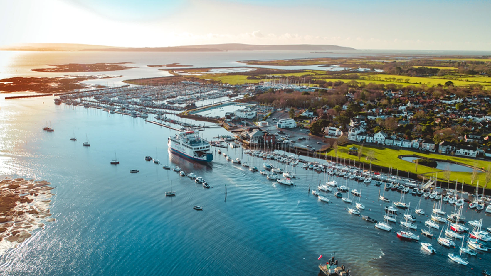Ferry de Wightlink saliendo de Lymington junto a la costa de New Forest