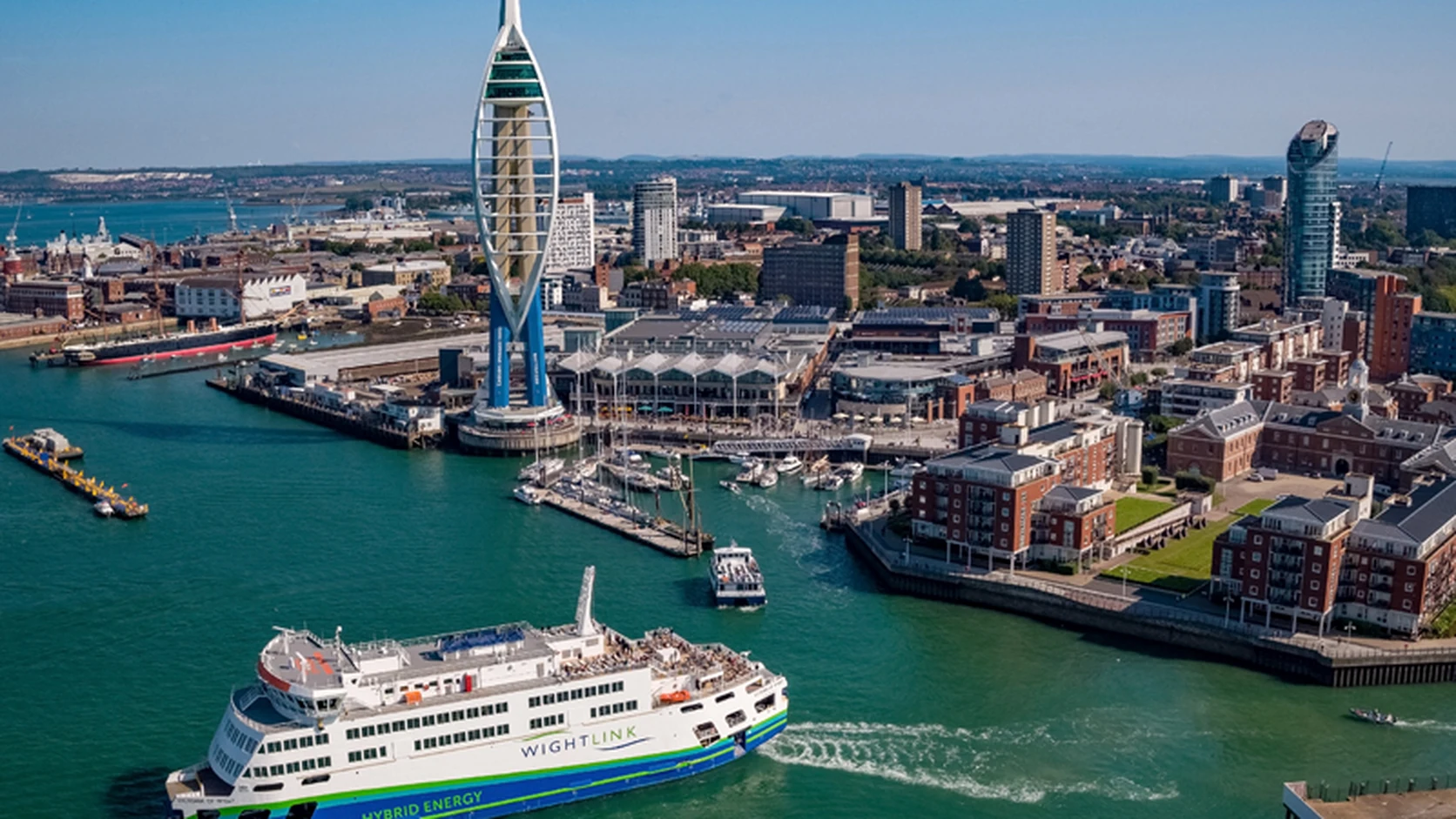 Ferry de Wightlink saliendo de Portsmouth con el paseo marítimo de la ciudad al fondo