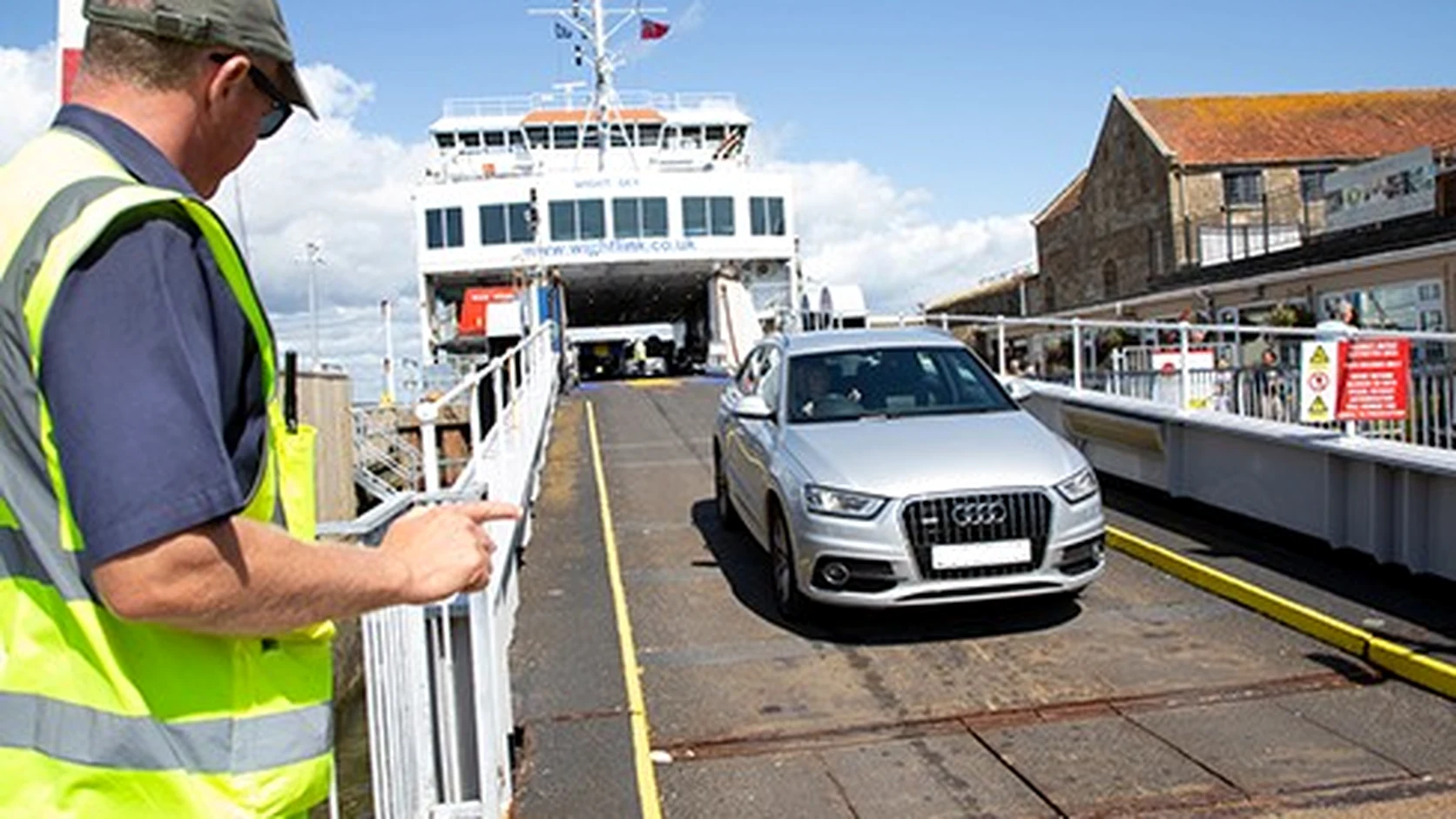 Coche saliendo de un ferry de Wightlink en la terminal