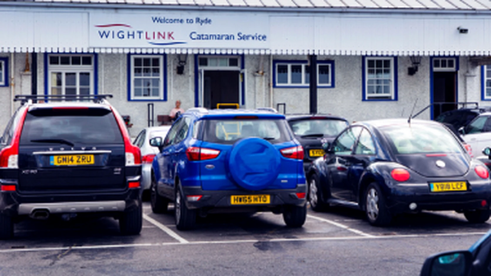 Vehículos esperando en una terminal de Wightlink