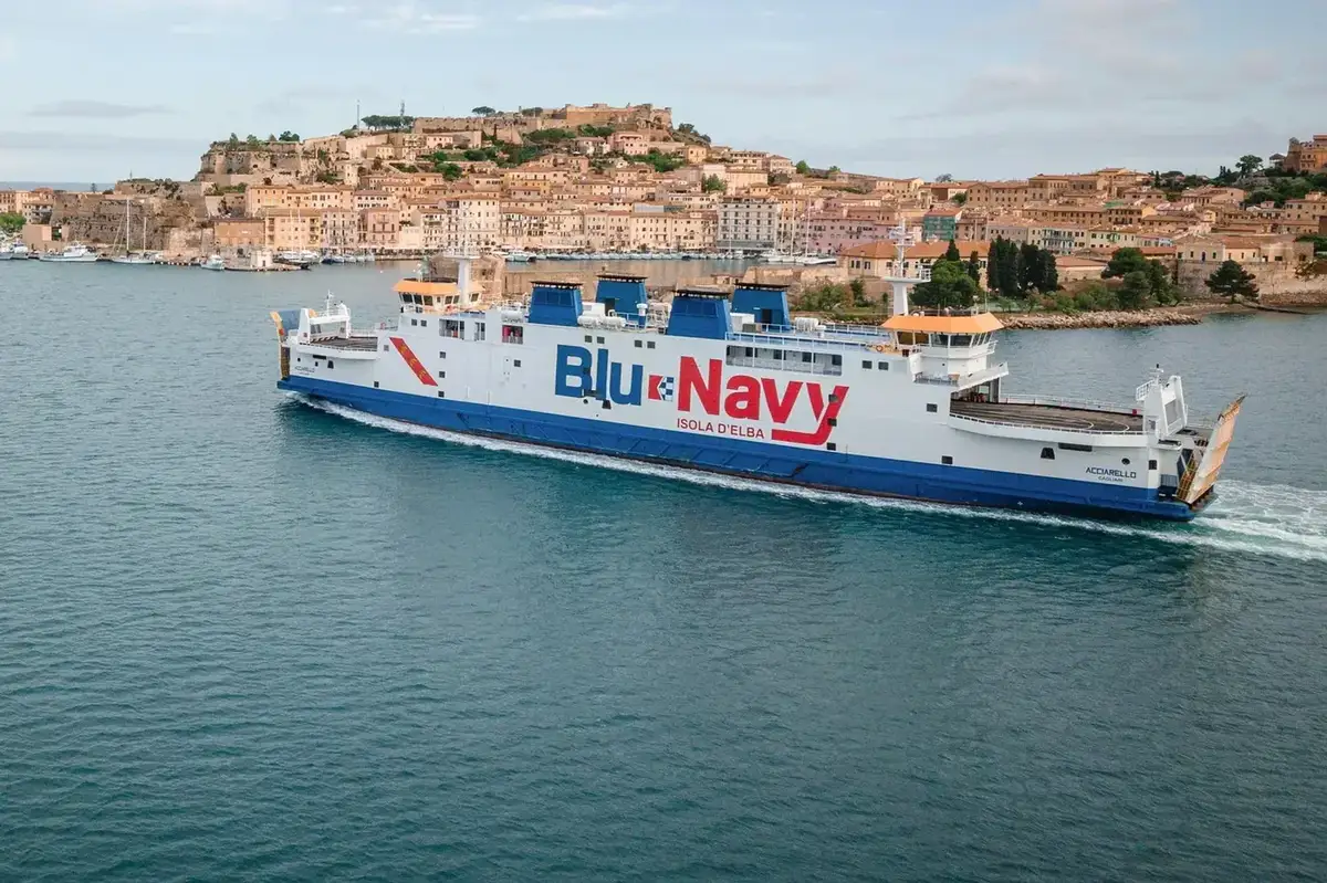 Ferry de pasajeros en la ruta Piombino–Portoferraio